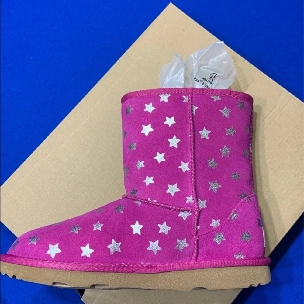 UGG Classic Short II Water Resistant Stars Boot - Picture 6 of 12